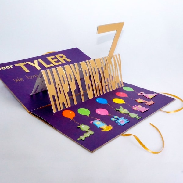 Tarjeta desplegable hecha a mano para el séptimo cumpleaños, arcoíris dorado y morado, personalizada única.