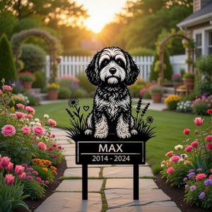 Peut inclure: Un piquet de jardin en métal noir avec une silhouette de chien stylisée, le nom "MAX" et les années "2014-2024" inscrits sur une plaque rectangulaire. Le chien est entouré de détails floraux. Le piquet est planté dans un jardin.