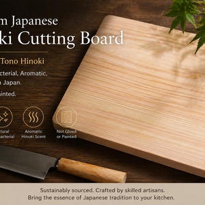 以下が含まれることがあります： 日本のプレミアムヒノキまな板と包丁。まな板は東濃ヒノキ製で、天然抗菌性、芳香性があり、日本で手作りされています。「Premium Japanese Hinoki Cutting Board」と書かれています。