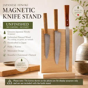 Könnte beinhalten: Ein magnetischer Messerblock aus hellem japanischem Hinoki-Holz mit drei befestigten Metallmessern. Der Ständer enthält Text wie "JAPANESE HINOKI MAGNETIC KNIFE STAND" und "UNFINISHED NO COATING NO PAINT" sowie ein kreisförmiges "MADE IN JAPAN"-Logo.