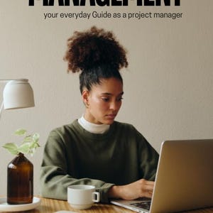 Op de afbeelding: Een vrouw werkt op een laptop aan een houten bureau. De tekst op de boekomslag luidt "PROJECT MANAGEMENT" en "your everyday Guide as a project manager". Een witte mok, telefoon en een lamp staan op het bureau.