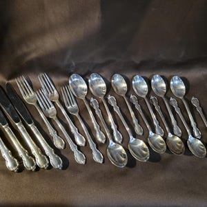 Juego de cubiertos plateados de la colección Reflection de Rogers Bros de 1847 (20 piezas).
