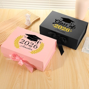 Puede incluir: Un juego de tres tazas de cerámica con un acabado mate moteado. Las tazas son de color crema, gris claro y gris oscuro. Cada taza tiene un diseño simple y minimalista.