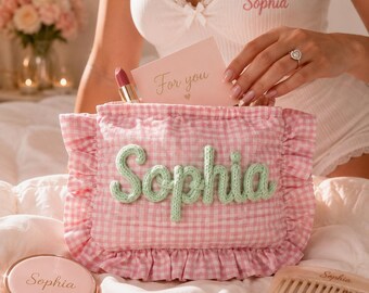 Neceser de maquillaje para damas de honor estilo preppy, neceser personalizado con volantes para la fiesta nupcial, neceser de aseo personalizado de chenilla con nombre.