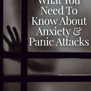 Könnte beinhalten: Graustufenbild mit weißem Text: "What You Need To Know About Anxiety & Panic Attacks". Eine schattenhafte Silhouette einer Person und Hand ist hinter einem Fenster zu sehen, was ein Gefühl der Beunruhigung erzeugt.
