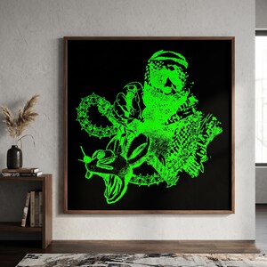 Può includere: Una stampa artistica incorniciata con un'illustrazione verde neon su sfondo nero. L'opera raffigura una figura con un serpente, con dettagli intricati e un aspetto strutturato. La stampa è presentata in una cornice di legno.
