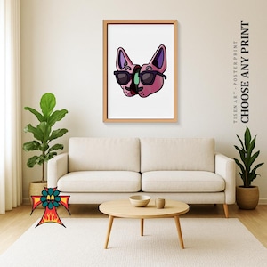 Może przedstawiać: Oprawiony wydruk artystyczny przedstawiający stylizowaną ilustrację różowej psiej twarzy w czarnych okularach przeciwsłonecznych. Grafika jest wyświetlana na białym tle. Widoczny jest tekst "CHOOSE ANY PRINT".