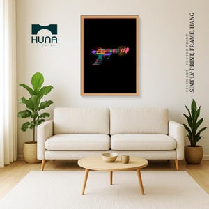 Puede incluir: Una impresión artística enmarcada con un diseño de pistola de rayos colorido sobre un fondo negro. La pistola de rayos está representada en tonos de verde azulado, morado, rosa y amarillo. La impresión se exhibe en una habitación con un sofá blanco, una mesa de centro de madera y plantas. El texto en la impresión dice "TISEN ART - POSTER PRINT, SIMPLY PRINT, FRAME, HANG."