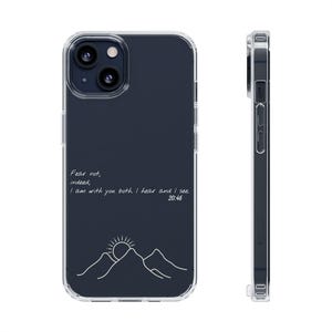 Puede incluir: Funda transparente para teléfono con parte trasera azul oscuro. La funda presenta texto blanco que dice: "Fear not, indeed, I am with you both I hear and I see 20:46." Un dibujo lineal blanco de montañas y un sol en la parte inferior.