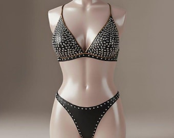 Conjunto de bikini de cuero con tachuelas, ideal para festivales, con tirantes ajustables y estilo bohemio.