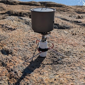 StoveBug Stake v2 - Ultralight Air Horn Canister Stove Support in Carbon Fiber for Backpacking