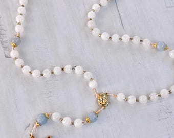 Rosario católico de Madonna / Cuentas de piedras preciosas blancas y azules con detalles dorados