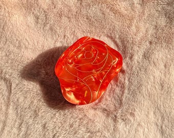 Romantyczna spinka do włosów w kształcie róży – elegancki dodatek kwiatowy