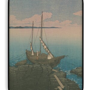 Puede incluir: Funda para portátil con una impresión japonesa en madera de un barco en el agua. La obra de arte representa un barco con velas, una pequeña embarcación y una persona en la orilla rocosa. La paleta de colores incluye azules, marrones y blancos.