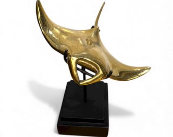Escultura de manta raya de bronce / Arte marino costero sobre pedestal de hierro