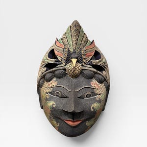 Balinesisk batikmask med fågel | Handmålad träväggkonst | Traditionell balinesisk dekorativ mask, balinesisk väggdekor, nyårspresent