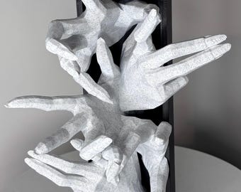 Escultura de caja de sombras "Manos que ayudan" - Piedra blanca moteada • Arte gótico moderno para pared o estante impreso en 3D • Más de 18 cm de alto • Hecho a mano por Forgeborne