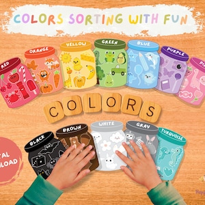 Puede incluir: Un gr&aacute;fico educativo colorido con el texto "COLORS SORTING WITH FUN". Se muestran frascos etiquetados con colores como rojo, naranja, amarillo, verde, azul, morado, rosa, negro, marr&oacute;n, blanco, gris y turquesa. La palabra "COLORS" est&aacute; escrita con bloques de madera.