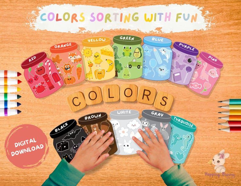 Puede incluir: Un gr&aacute;fico educativo colorido con el texto "COLORS SORTING WITH FUN". Se muestran frascos etiquetados con colores como rojo, naranja, amarillo, verde, azul, morado, rosa, negro, marr&oacute;n, blanco, gris y turquesa. La palabra "COLORS" est&aacute; escrita con bloques de madera.