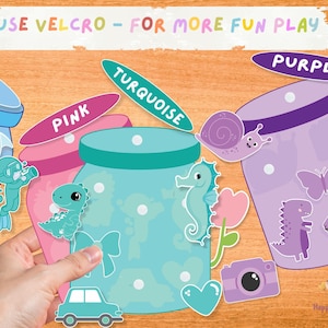 Puede incluir: Un colorido juego de juguetes educativos con botes en azul, rosa, turquesa y morado. Cada bote tiene una tapa y est&aacute; decorado con varias pegatinas, incluyendo un caballito de mar, un dinosaurio y una mariposa. El texto "USE VELCRO - FOR MORE FUN PLAY" es visible.