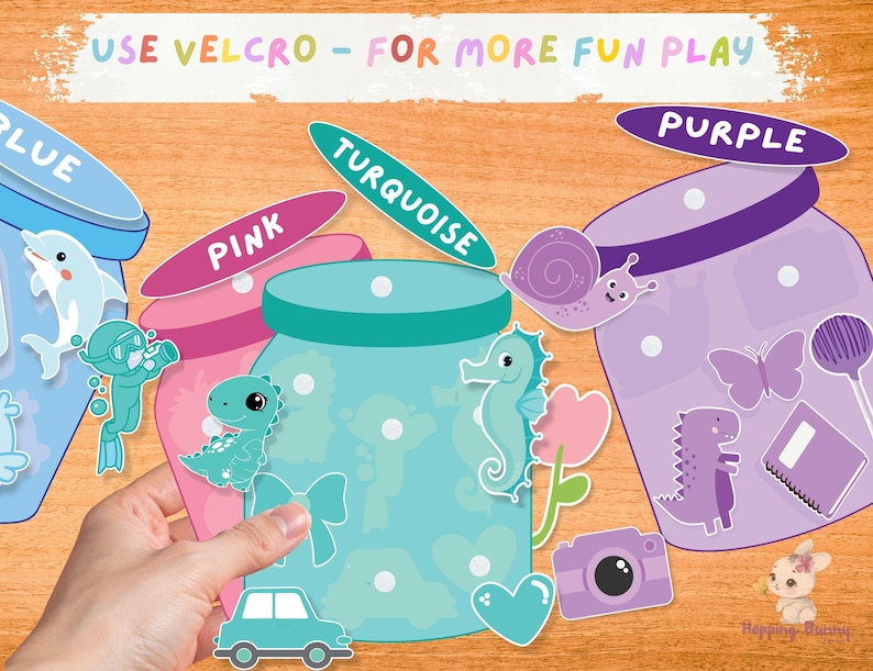 Puede incluir: Un colorido juego de juguetes educativos con botes en azul, rosa, turquesa y morado. Cada bote tiene una tapa y est&aacute; decorado con varias pegatinas, incluyendo un caballito de mar, un dinosaurio y una mariposa. El texto "USE VELCRO - FOR MORE FUN PLAY" es visible.