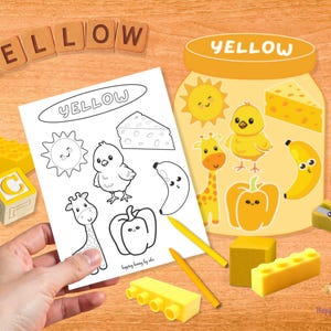 Puede incluir: Imagen educativa con tem&aacute;tica amarilla. Incluye una p&aacute;gina para colorear, un gr&aacute;fico en forma de tarro, bloques de construcci&oacute;n, l&aacute;pices y un bloque de letras. La palabra "YELLOW" est&aacute; escrita con letras de madera.