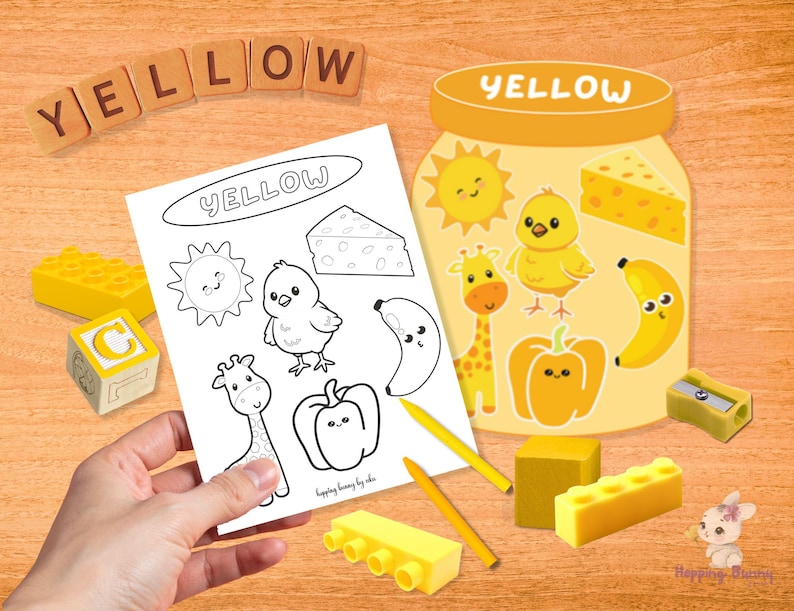 Puede incluir: Imagen educativa con tem&aacute;tica amarilla. Incluye una p&aacute;gina para colorear, un gr&aacute;fico en forma de tarro, bloques de construcci&oacute;n, l&aacute;pices y un bloque de letras. La palabra "YELLOW" est&aacute; escrita con letras de madera.