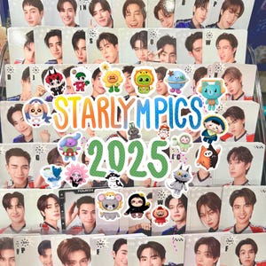 Puede incluir: Exhibición de cromos con rostros masculinos, dispuestos en filas. Las tarjetas están intercaladas con pegatinas de colores y el texto "STARLYMPICS 2025". El fondo es una superficie azul con un patrón de círculos blancos.