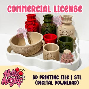 Könnte beinhalten: Eine Sammlung von 3D-gedruckten Objekten, darunter eine beige Schale mit Lebkuchenmann-Motiv, ein weißer Löffel, drei kleine Becher in Rot, Grün und Beige sowie drei hohe Gefäße in Rot, Grün und Beige auf einem weißen Tablett.