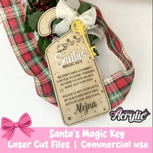 Peut inclure: Une pancarte en bois "Santa's Magic Key" avec une clé dorée et un nœud blanc. La pancarte contient le texte : "Nous n'avons pas de cheminée pour que vous puissiez entrer, voici donc une clé spéciale, faite juste pour vous !" et "Veuillez laisser vos cadeaux sous notre sapin de Noël, beaucoup d'amour et d'embrassades."