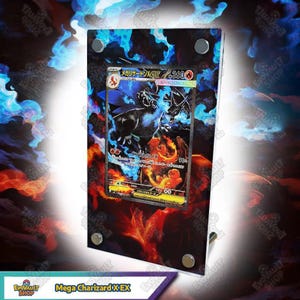 Puede incluir: Una tarjeta coleccionable Mega Charizard X EX enmarcada. La tarjeta presenta una ilustración de Charizard en llamas con texto japonés. El marco tiene un fondo oscuro con diseños de llamas azules y naranjas y se sujeta con tornillos plateados.