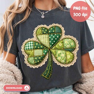 Op de afbeelding: Donkergrijs T-shirt met een groot klaverbladontwerp. Het klaverblad is gemaakt van verschillende groen gekleurde stoffen, waaronder stippen, ruitjes en bloemenprints, met een crèmekleurige kanten rand. De tekst "PNG file 300 dpi" staat in een rode cirkel.