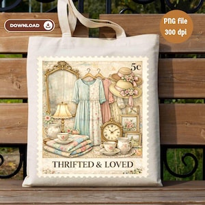 Puede incluir: Un bolso tote de color crema con una ilustración de estilo vintage que se asemeja a un sello postal. El diseño del sello muestra vestidos, sombreros, un espejo y tazas de té. El texto "THRIFTED & LOVED" está en la parte inferior. El bolso tiene un icono de descarga.