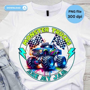 Puede incluir: Camiseta blanca con un gr&aacute;fico colorido de un monster truck. El dise&ntilde;o incluye el texto "MONSTER TRUCKS ARE MY JAM", banderas a cuadros y acentos coloridos. La imagen tambi&eacute;n incluye un rayo a cada lado.