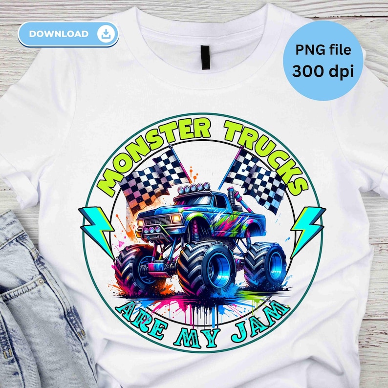 Puede incluir: Camiseta blanca con un gr&aacute;fico colorido de un monster truck. El dise&ntilde;o incluye el texto "MONSTER TRUCKS ARE MY JAM", banderas a cuadros y acentos coloridos. La imagen tambi&eacute;n incluye un rayo a cada lado.