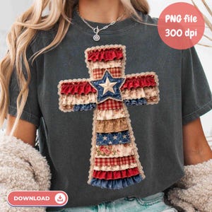 Può includere: T-shirt grigio scuro con un design a croce patriottica. La croce è adornata con strati di tessuto rosso, bianco e blu, una stella blu e motivi floreali. La maglietta presenta il testo "PNG file 300 dpi" e un pulsante "DOWNLOAD".