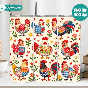 Könnte beinhalten: Drei isolierte Edelstahlbecher mit einem farbenfrohen Hahnmuster. Das Design zeigt verschiedene Hähne mit Patchworkmustern, Blumen und Herzen. Die Becher haben einen Strohhalm und den Text "DOWNLOAD" und "PNG file 300 dpi".