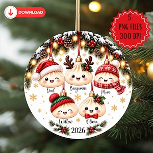 Può includere: Una decorazione natalizia rotonda con cinque ravioli a cartone animato con volti, che indossano accessori festivi come cappelli da Babbo Natale, corna di renna e sciarpe. I nomi Dad, Benjamin, Mom, Willow e Olivia sono stampati sotto, con 2026 in basso.