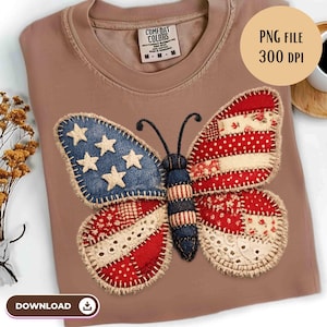 Op de afbeelding: Een bruin Comfort Colors T-shirt met een groot vlinderontwerp. De vlindervleugels zijn gemaakt van patchworkstof in rood, wit en blauw, met een denimgedeelte met witte sterren. Het shirt heeft een ronde hals.