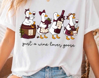 Just A Wine Goose PNG Maglietta con motivo vino PNG, Regalo per amanti del vino Design per sublimazione (Download digitale), Maglietta divertente con oca che beve
