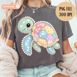 Puede incluir: Camiseta gris con un diseño de tortuga colorida estilo patchwork. La tortuga tiene una cabeza verde claro, aletas azules y un caparazón con parches rosas, amarillos y azules. El diseño está delineado con perlas blancas. También incluye el texto "PNG FILE 300 DPI".