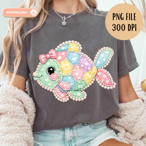 Könnte beinhalten: Dunkelgraues T-Shirt mit einem bunten Patchwork-Fisch-Design und einer rosa Schleife. Der Fisch hat Herz- und Vichy-Muster. Das Bild enthält auch den Text "PNG FILE 300 DPI".