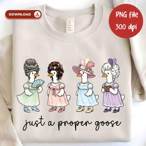 Puede incluir: Sudadera beige con una ilustración caprichosa de cuatro gansos vestidos con atuendos históricos. Cada ganso lleva un atuendo y peinado diferente, con la frase "just a proper goose" debajo. Archivo PNG.