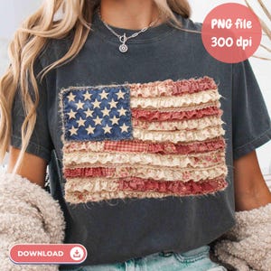 Pode incluir: T-shirt cinza escuro com um design desgastado da bandeira americana. A bandeira tem um quadrado azul com estrelas brancas e listras vermelhas e creme com babados. A imagem inclui o texto "PNG file 300 dpi".