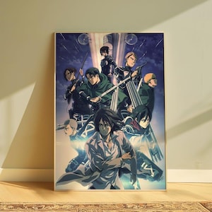 Puede incluir: Un póster enmarcado con un grupo de personajes de anime en poses de acción. Los personajes visten uniformes de estilo militar, con espadas y otras armas. La paleta de colores está dominada por azules, verdes y marrones, creando una sensación dinámica.