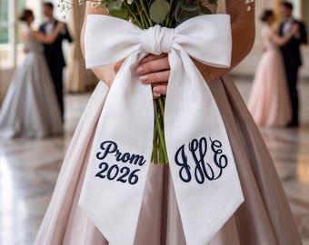 刺繍入りプロムカップルブーケサッシュ、パーソナライズされたモノグラムリボンラップ、フラワーブーケリボン、卒業式ネームリボンサッシュ、彼女へのギフト