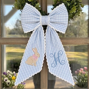 Puede incluir: Un juego de tres tazas de cerámica con acabado mate moteado. Las tazas son de color crema, gris claro y gris oscuro. Cada taza tiene un diseño simple y minimalista, ideal para café o té.