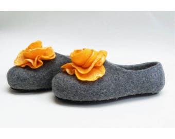 Handmade wool felted slippers with rubber soles- house shoes-roses-yellow-yellow flowers roses