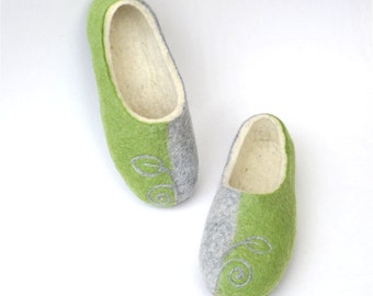 Felted slippers light grey, light green