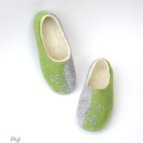 Felted slippers light grey, light green